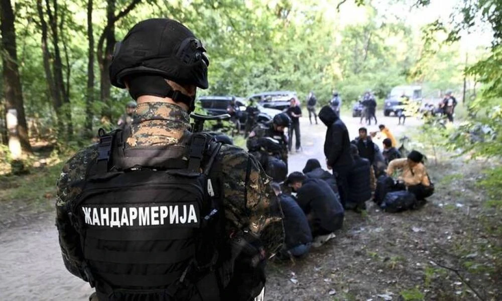 Κατακραυγή στην Σερβία με ημίγυμνους μετανάστες σε πολικές θερμοκρασίες (Βίντεο)
